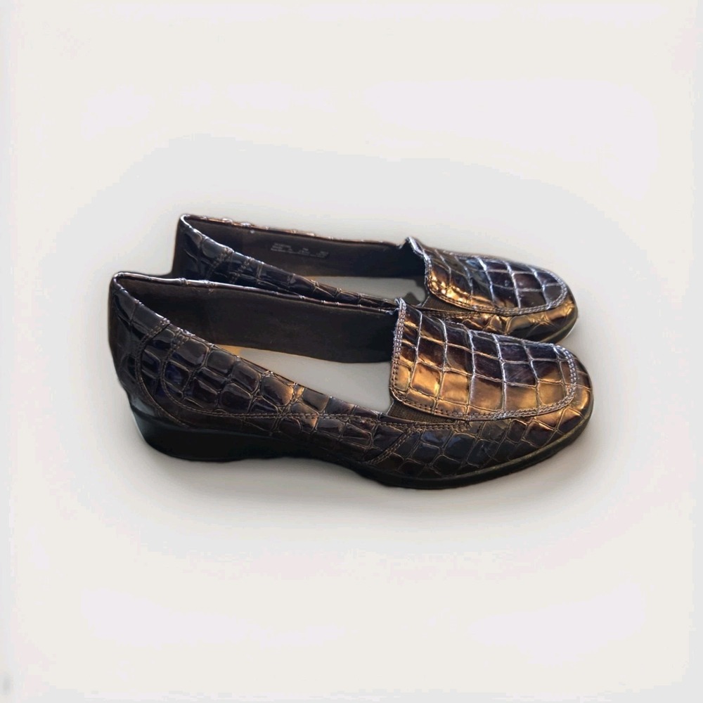 Clarks Collection Women's 7M Brown Croc Embossed Slip-On Loafers Comfort Shoes**